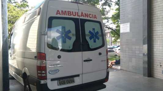 Ambulância empenhada no socorro às vítimas do acidente com van escolar