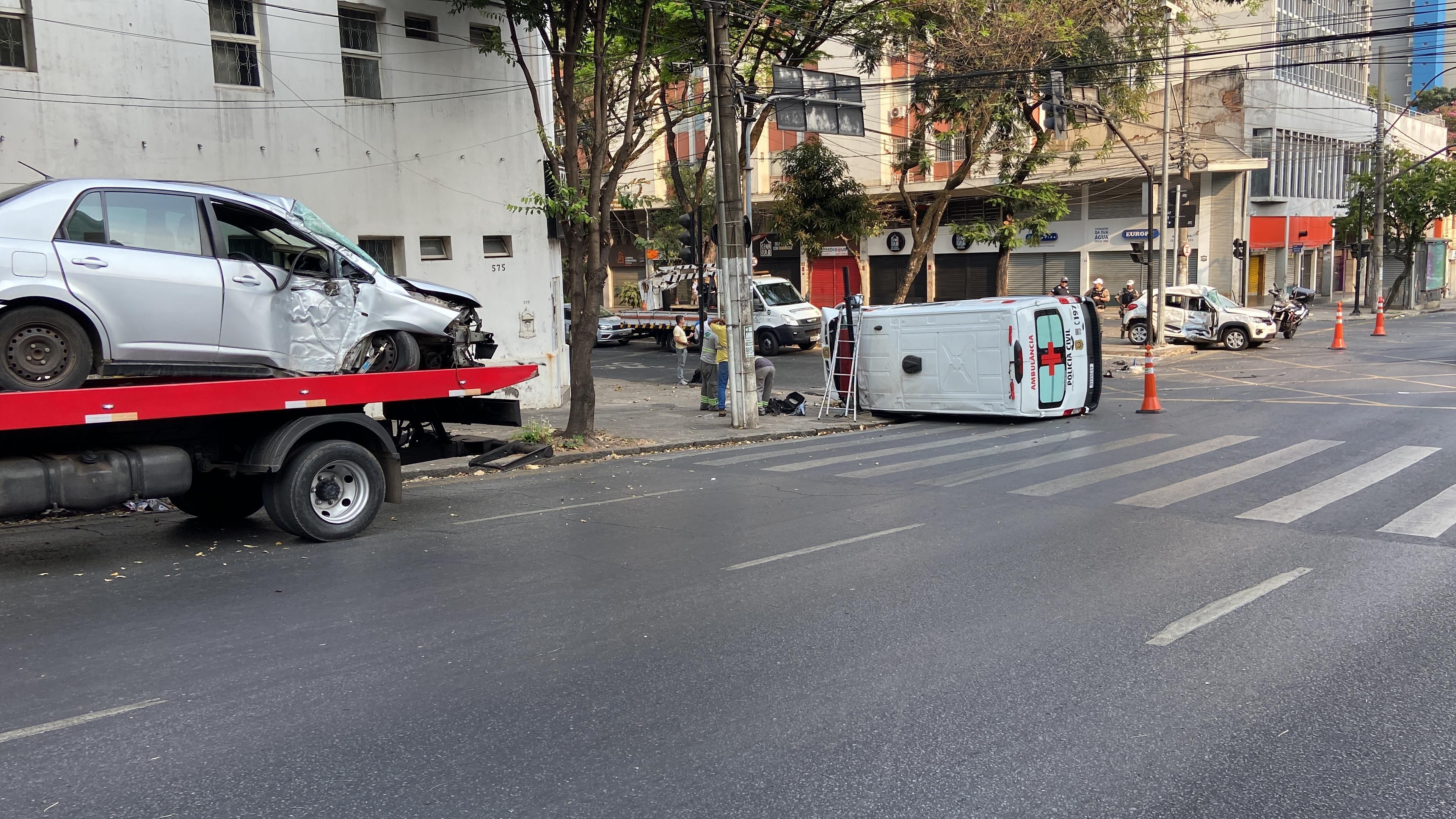 Veículo da Polícia Civil que ia desfilar no 7 de setembro capota na região Centro-Sul de BH