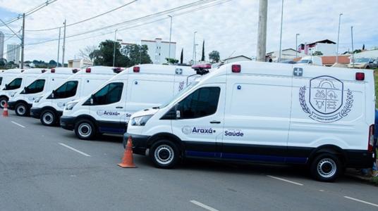 Foto mostra ambulâncias da Prefeitura de Araxá (MG)