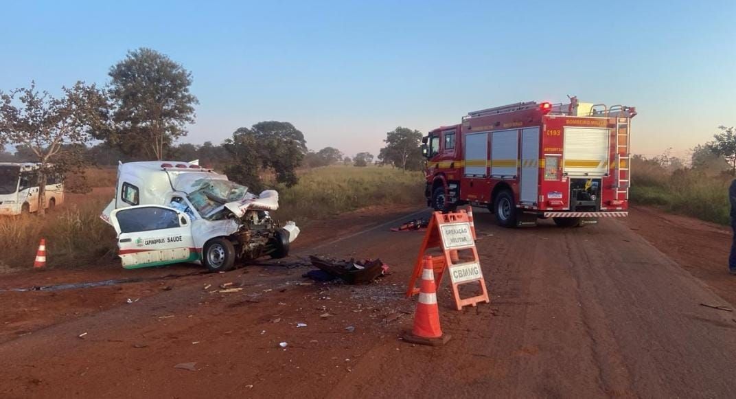 Batida entre ambulância e carreta deixa três mortos na MGC-154, no Triângulo Mineiro