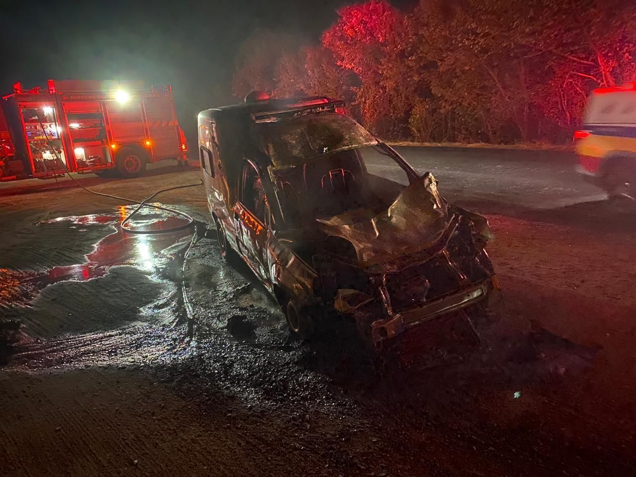Ambulância bate em cavalo e pega fogo em MG; três pessoas foram socorridas