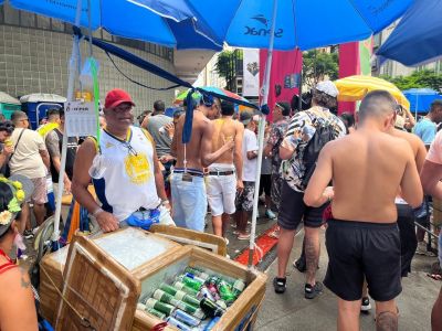 Ambulante vende bebidas no Carnaval de BH
