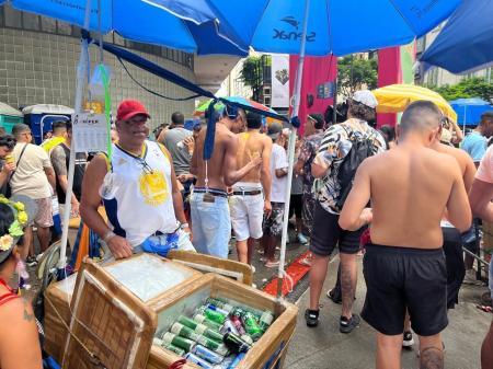 Ambulante vende bebidas no Carnaval de BH