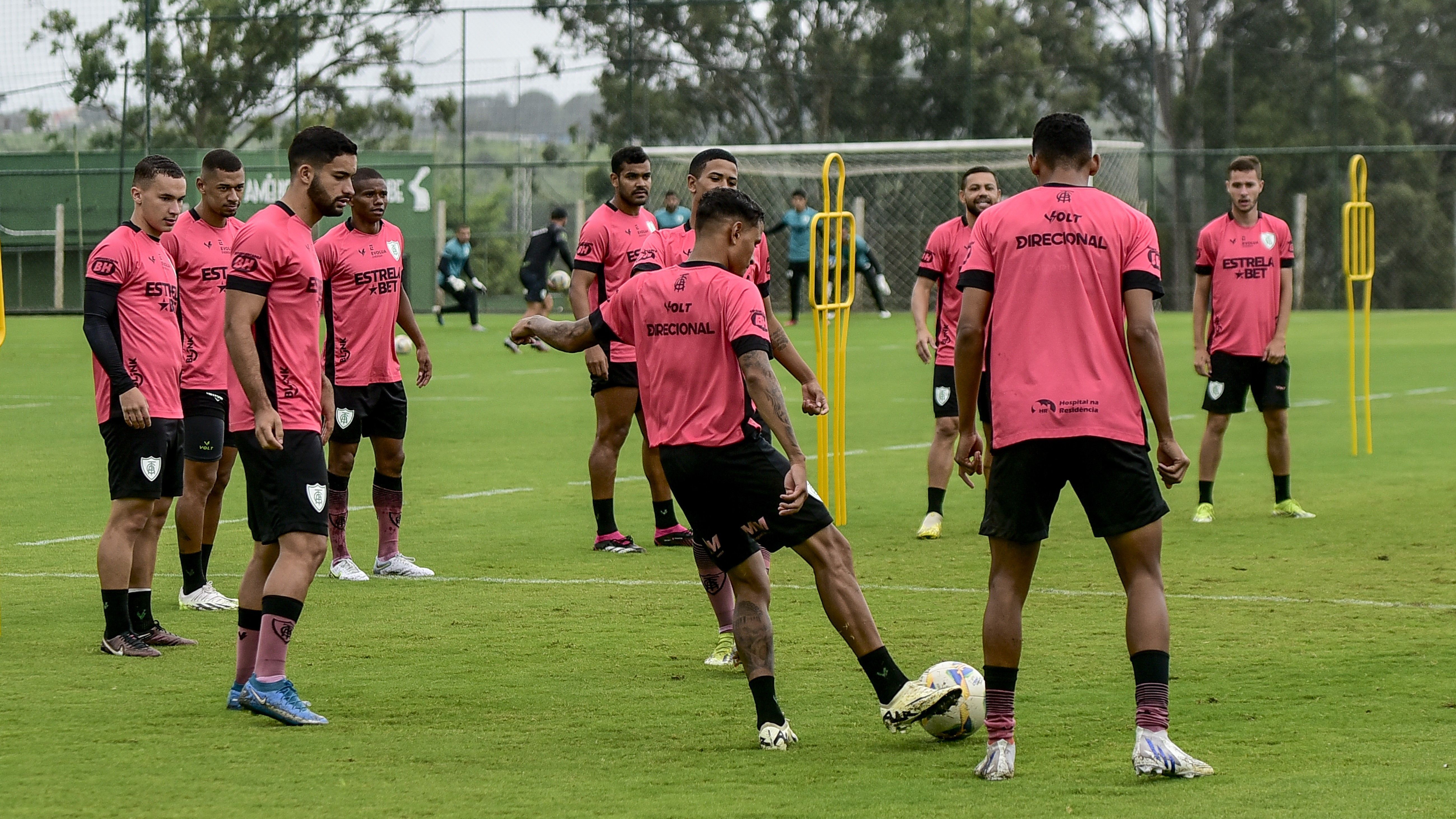 Meia do América elogia elenco do Atlético, mas crê em vaga na final do Mineiro