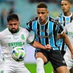 Cavichioli falha, Grêmio vira sobre o América e entra no G4 do Brasileirão
