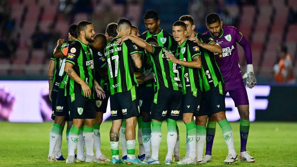 América atualiza situação de jogador substituído após choque de cabeça