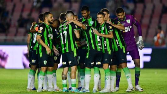 América atualizou estado de saúde de jogador conduzido para hospital após choque de cabeça