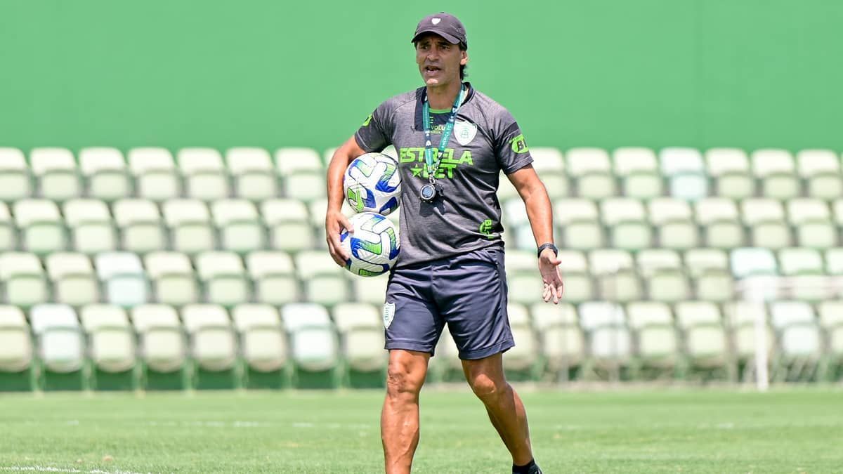 Bustos faz mudanças no América para jogo com o Botafogo; veja escalação