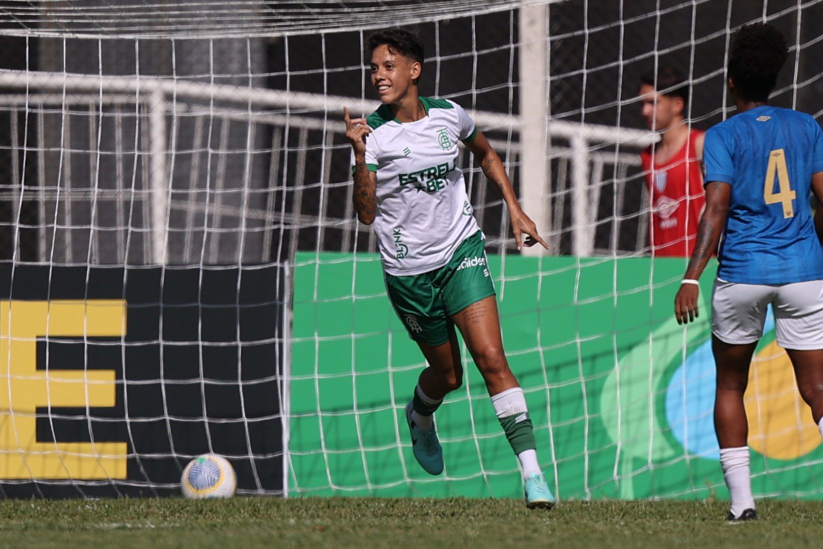 América vence Avaí Kindermann e 'pega elevador' no Brasileiro Feminino