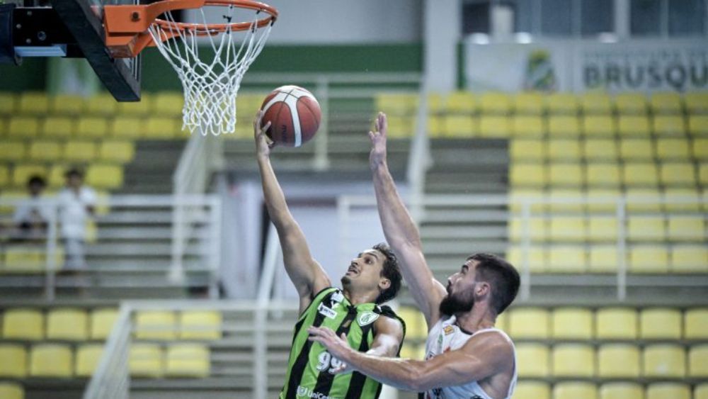 Basquete: América Towers luta, mas é superado pelo Brusque na estreia da Liga Ouro