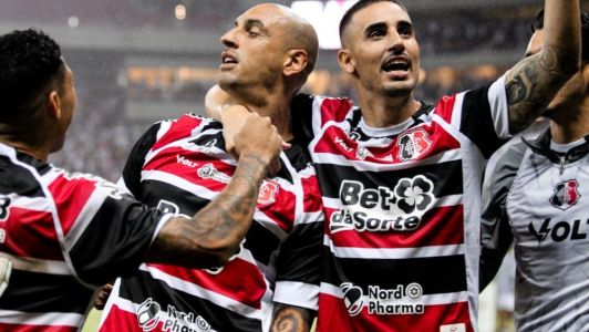 Ariel e Thiago Galhardo comemoram gol do Santa Cruz na Série D