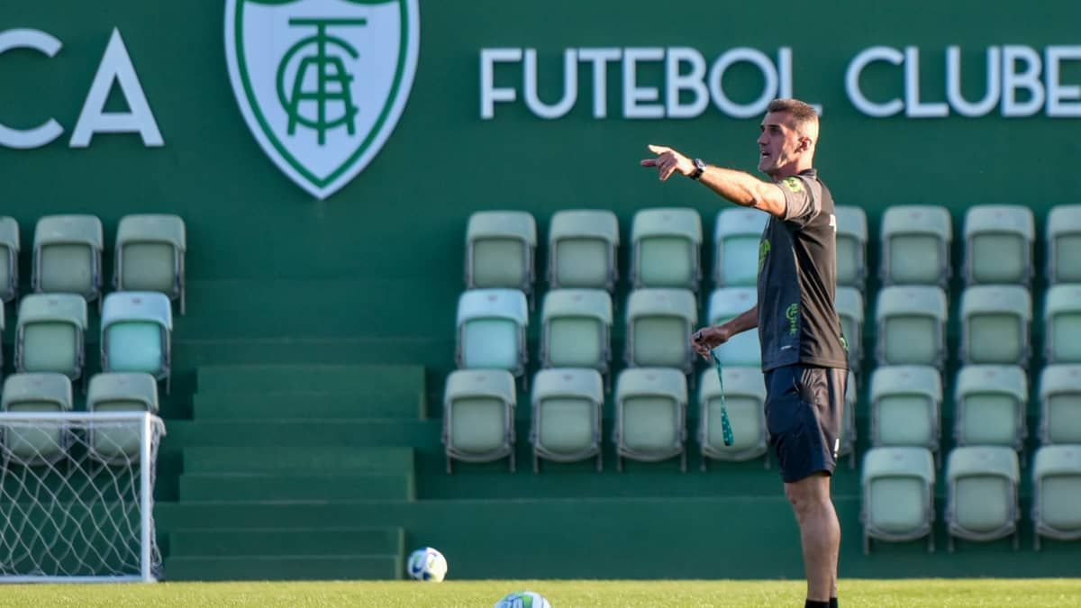 América mira janela de transferências e pode buscar atacantes fora do Brasil