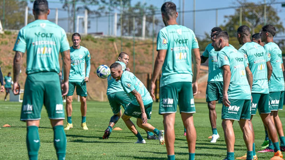 Com novidades na defesa, América divulga relacionados para enfrentar o Athletico-PR