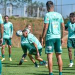 Com novidades na defesa, América divulga relacionados para enfrentar o Athletico-PR