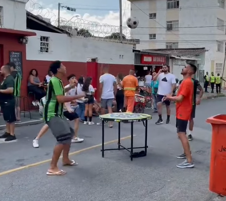 Torcedores do América jogam futmesa antes de clássico no Independência