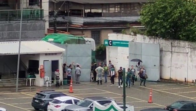 Ônibus do América é impedido de entrar no Independência por motivo inusitado; entenda