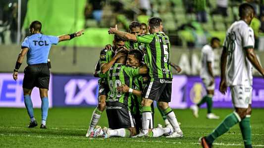 O lugar do América é a primeira divisão do futebol brasileiro, onde ele tem permanecido pouco. O último purgatório na Série B durou quatro anos...