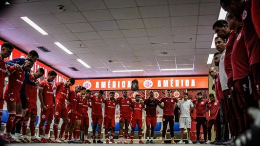 Jogadores do América-RN no vestiário da Arena das Dunas, em Natal