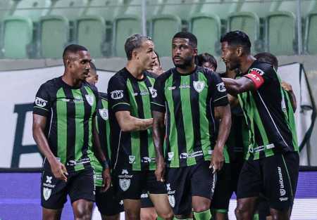 Time do América comemora gol sobre o Atlético no Campeonato Mineiro 2026