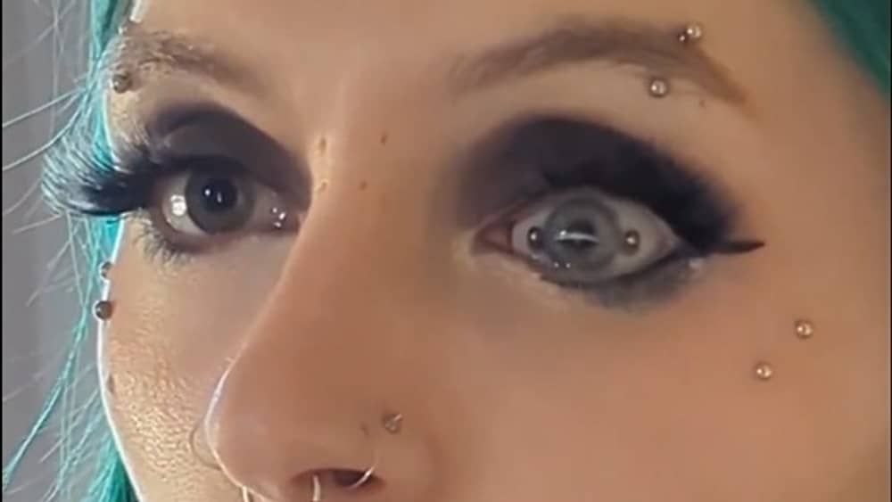 Piercing no olho? Americana viraliza nas redes socias; entenda como é possível