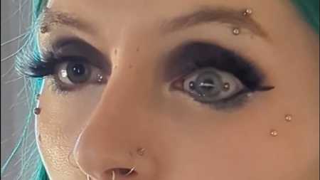 Americana com 'piercing no olho'