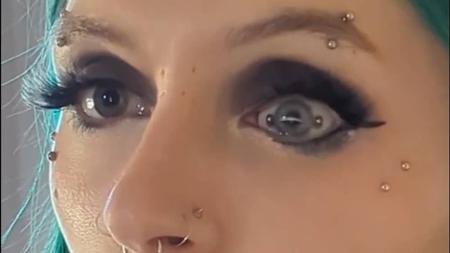 Americana com 'piercing no olho'