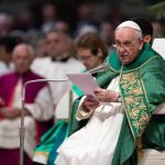 Papa Francisco corta salário e outros privilégios de cardeal ultraconservador