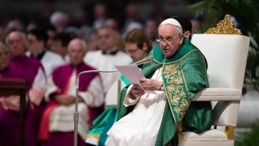Americano Raymond Burke é um dos maiores críticos de Francisco