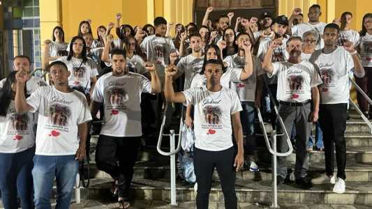 Amigos e familiares fizeram um protesto, na noite desse sábado (12), para pedir por Justiça