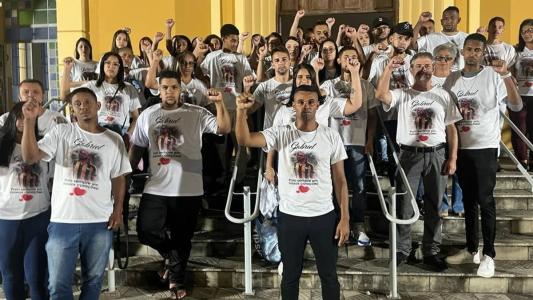 Amigos e familiares fizeram um protesto, na noite desse sábado (12), para pedir por Justiça