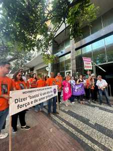 Amigos e familiares de Carolina da Cunha Pereira França Magalhães protestaram em frente ao Fórum Lafayette
