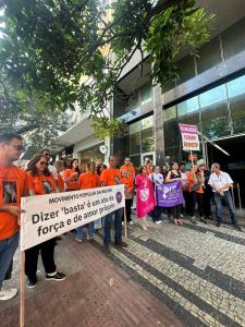 Amigos e familiares de Carolina da Cunha Pereira França Magalhães protestaram em frente ao Fórum Lafayette
