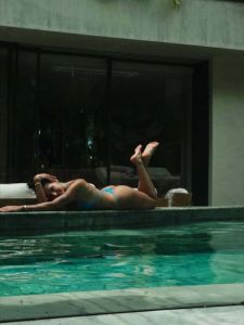 Ana Castela posa para fotos à beira da piscina