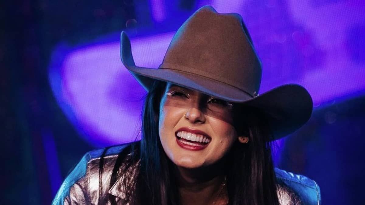 Ana Castela emociona ao cantar ‘Sinônimos’ em abertura de ‘Terra de Paixão’; ouça