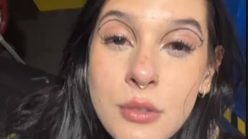 Ana Castela aparece com a maquiagem borrada após chorar durante voo