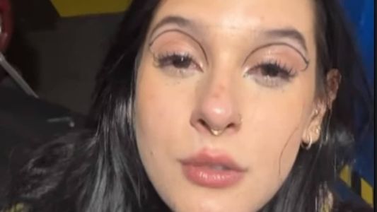 Ana Castela aparece com a maquiagem borrada após chorar durante voo