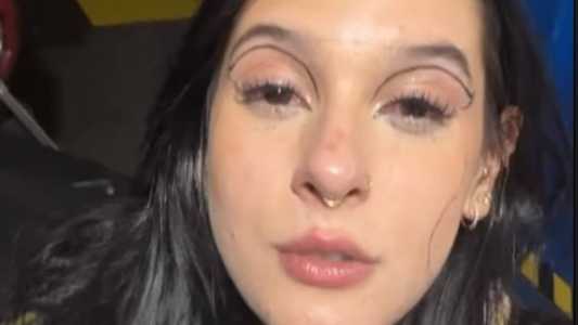 Ana Castela aparece com a maquiagem borrada após chorar durante voo