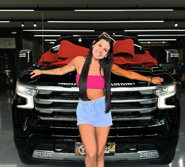 Ana Castela compra carro de R$ 500 mil, recebe invertida de Gustavo Mioto e bate veículo da família