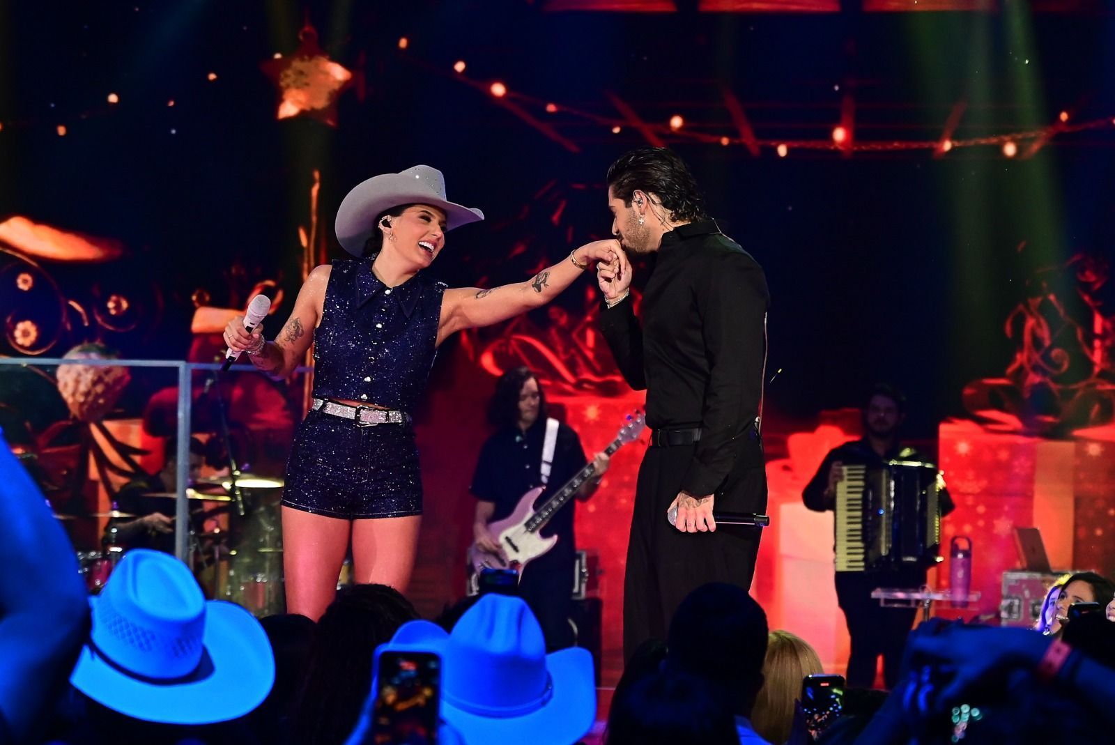 Ana Castela e Zé Felipe trocam beijos em especial do SBT; Virginia estava no local