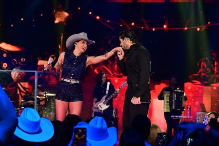 Zé Felipe e Ana Castela trocaram carinho no SBT