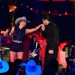 Ana Castela e Zé Felipe trocam beijos em especial do SBT; Virginia estava no local