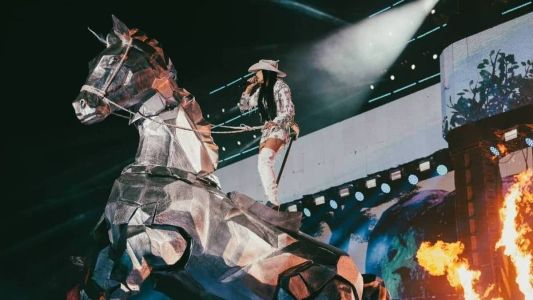 Ana Castela surgiu em cima de um cavalo metalizado de 5 metros e brincou com o fato de Beyoncé ter feito o mesmo no dia anterior