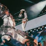 Ana Castela surge em cima de cavalo de 5 metros e “imita” Beyoncé em show  