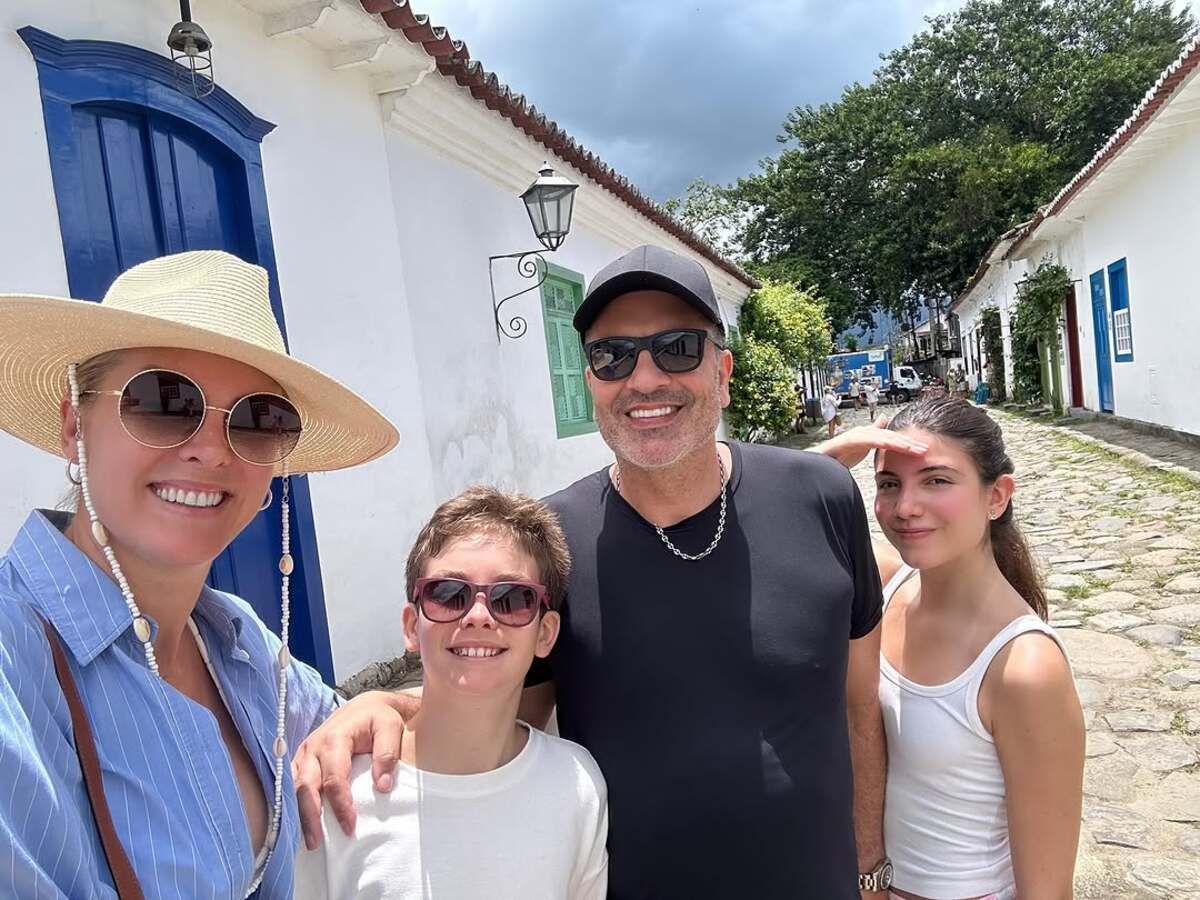 Ana Hickmann abre álbum de fotos com Edu Guedes e filhos em viagem de fim de ano