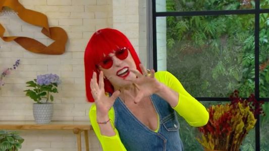 Ana Maria Braga apresenta o 'Mais Você'  vestida de Rita Lee