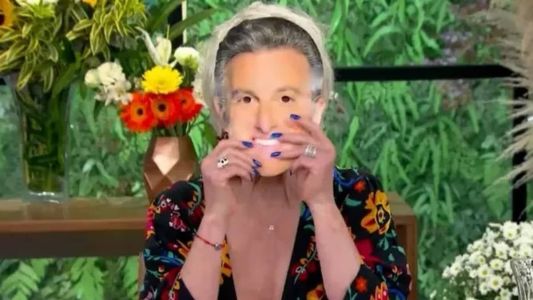 Ana Maria Braga com máscara de Luciano Huck