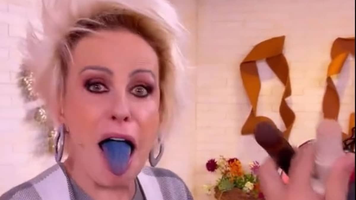 Ana Maria Braga viraliza ao aparecer com língua azul no 'Mais Você'