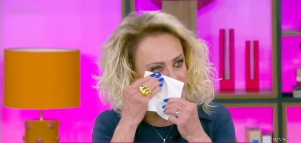 Ana Maria Braga cai no choro ao comemorar data especial no Mais Você