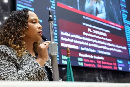 Deputada Ana Paula Siqueira (Rede) é autora do projeto que destina recursos a ações de combate à violência de gênero