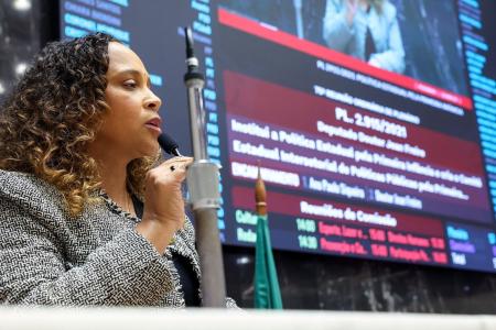 Deputada Ana Paula Siqueira (Rede) é autora do projeto que destina recursos a ações de combate à violência de gênero